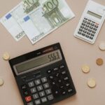 Евро банкноти, монети и калкулатор на бюро — обявяване на цени в евро