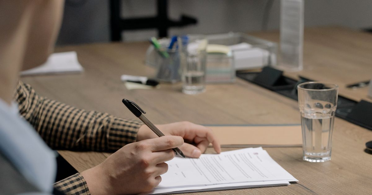 Подписване на договор с химикал на офис маса